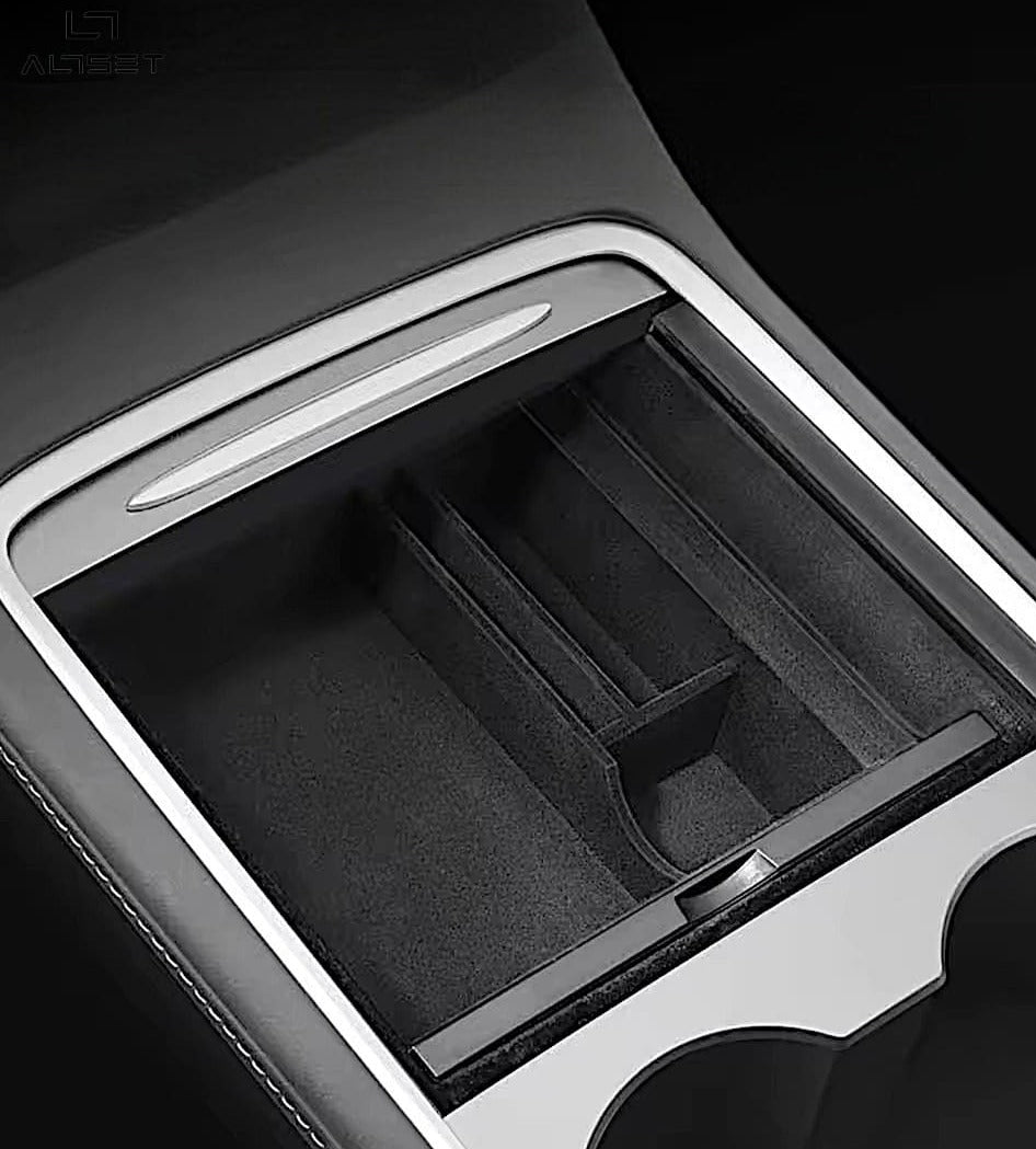 Accessoires Tesla : Boîtes / Organisateurs de rangement pour la console centrale, l'accoudoir, le porte-gobelet et la boîte secrète Tesla. Finition en thermoplastique et moquette pour le modèle 3 (2019 à 2023) et le modèle Y (2019 à 2024).